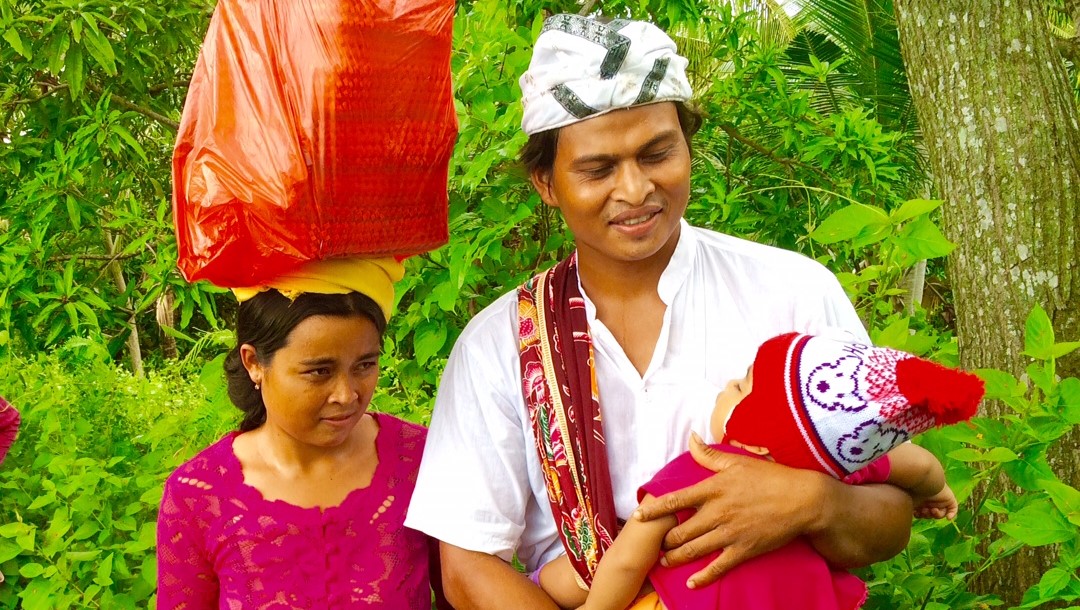 Presten blir tvunget av lederne i landsbyen til å stenge menigheten